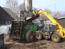Mest laden met verreiker Mest laden met verreiker
