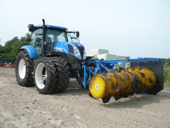 New Holland T7.210 met Reck kuilverdeler.JPG