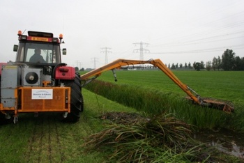 Case met Bos hekkelmachine